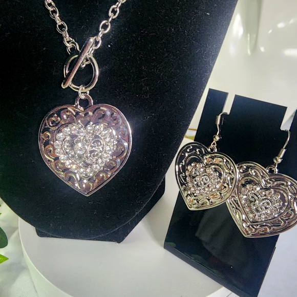 Silver Heart Necklace and Earrings Set Toggle Clasp New - Picture 4 of 7